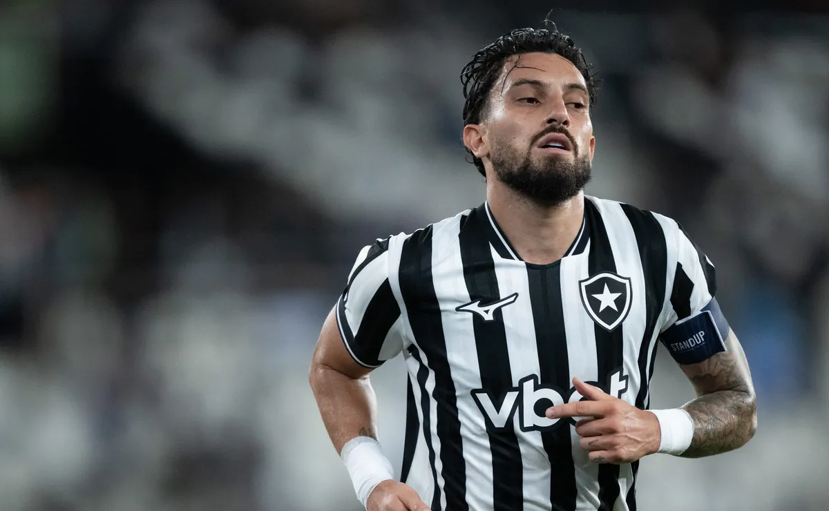 Alex Telles sofre lesão e está fora do duelo contra o Palmeiras pelo Brasileirão