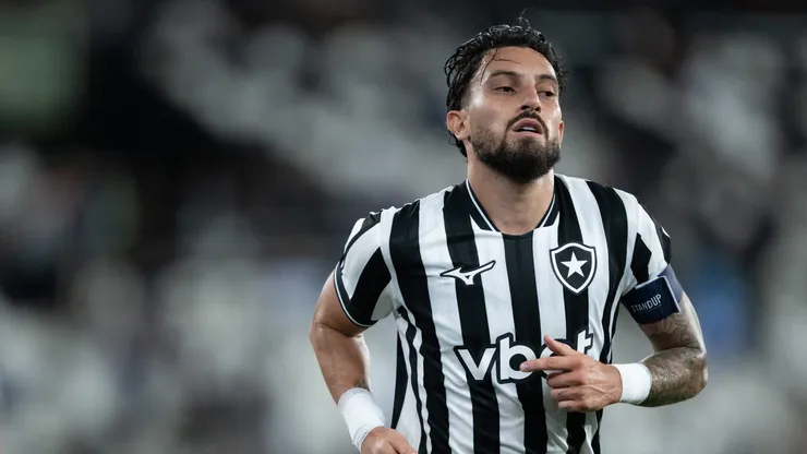 Alex Telles está fora de duelo contra o Palmeiras pelo Brasileirão. Foto: Jorge Rodrigues/AGIF