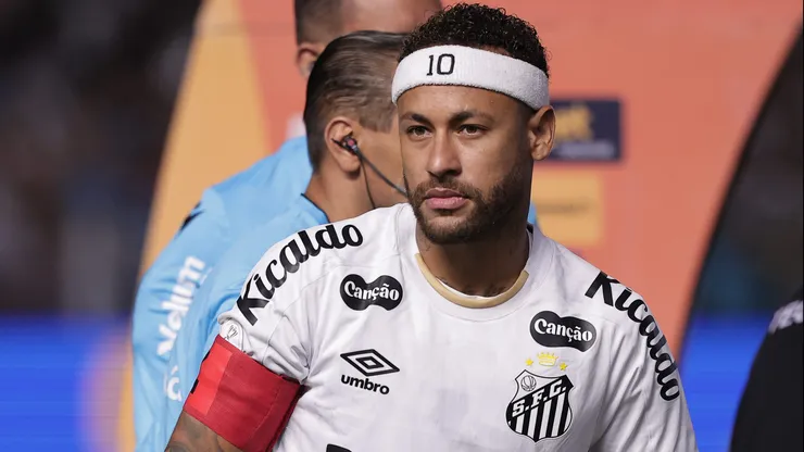 Neymar reclamou de condições do gramado da Vila Belmiro após sair machucado em jogo contra Palmeiras