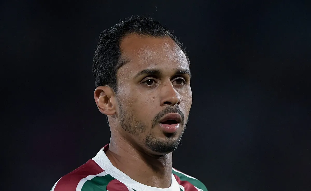 Fluminense negocia o meio-campista Lima e Santos é o favorito para contratá-lo