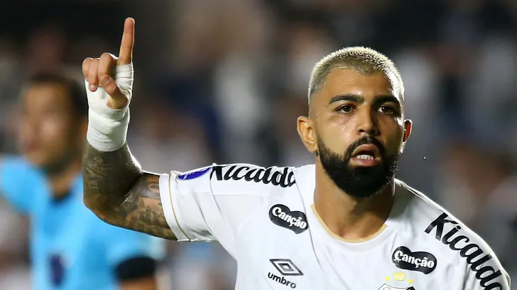 Gabigol comemorando gol pelo Peixe na Sul-Americana.