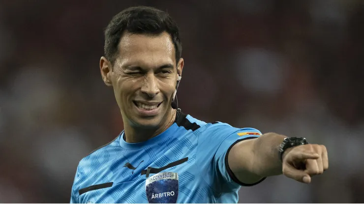 O arbitro Facundo Tello durante partida entre Flamengo e Millonarios no estadio Maracana pelo campeonato Copa Libertadores 2024.
