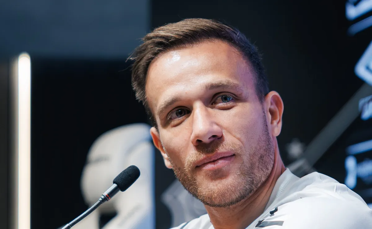 Arthur Melo endossa críticas de Neymar ao gramado da Vila Belmiro e diretoria do Santos adota o silêncio