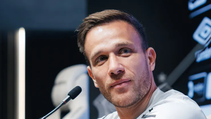 Arthur Melo em coletiva de apresentação na Vila Belmiro. Fotos: Raul Baretta/ Santos FC.