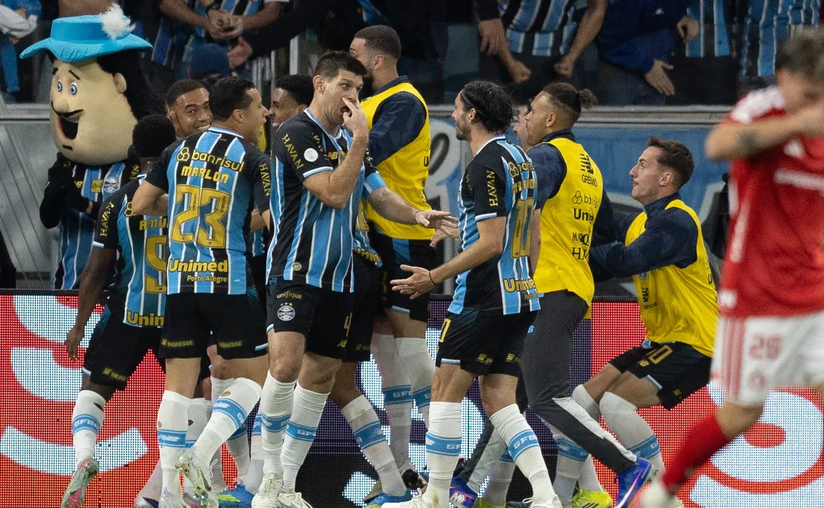 Carlos Vinícius decide, Grêmio vence o Internacional por 3 a 1 e se classifica para as semifinais da Copa do Brasil