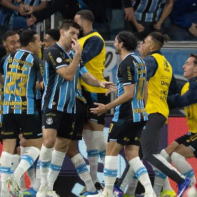 Carlos Vinícius decide e Grêmio vence Inter por 3 a 0
