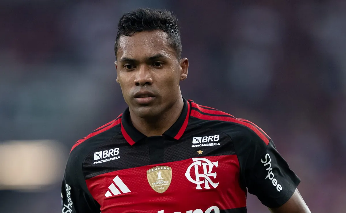 Apesar das críticas e pressão, Flamengo considera um acerto a renovação de Alex Sandro