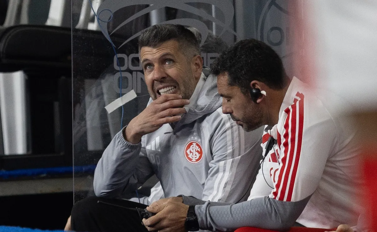 Pezzolano nega crise financeira no Internacional, defende jogadores e assume culpa pelos resultados