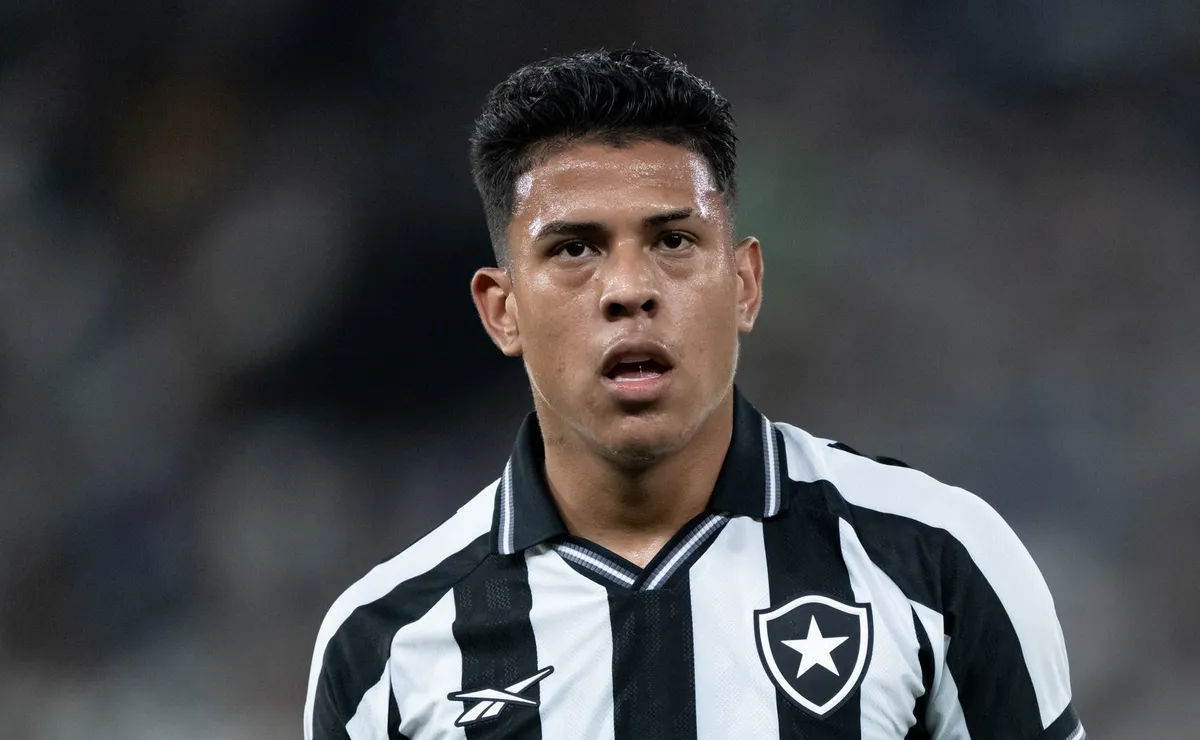 Matheus Martins ainda pode ser negociado pelo Botafogo e jogador tem sondagens da Arábia Saudita