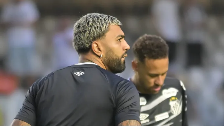 Neymar e Gabigol durante aquecimento antes de partida do Peixe em casa.