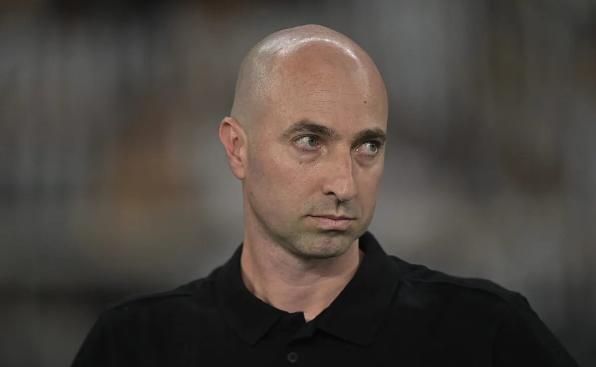Sem Alex Telles, Bellão faz modificações no esquema do Botafogo antes de duelo contra o Palmeiras