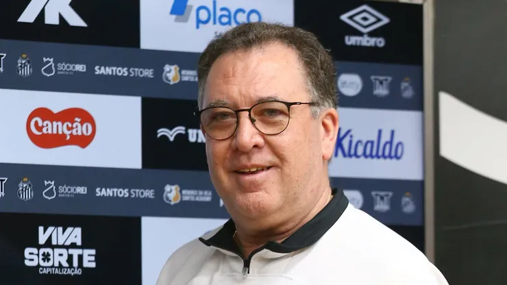 Marcelo Teixeira durante coletiva de imprensa na Vila Belmiro.