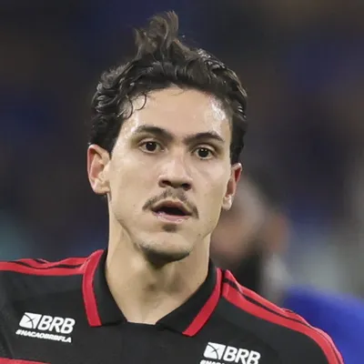 Flamengo prioriza renovação de Pedro