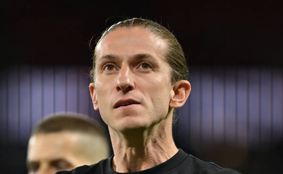 OPINIÃO: Filipe Luís “engole” o PSG na França e prova que o grande erro do Flamengo veste terno