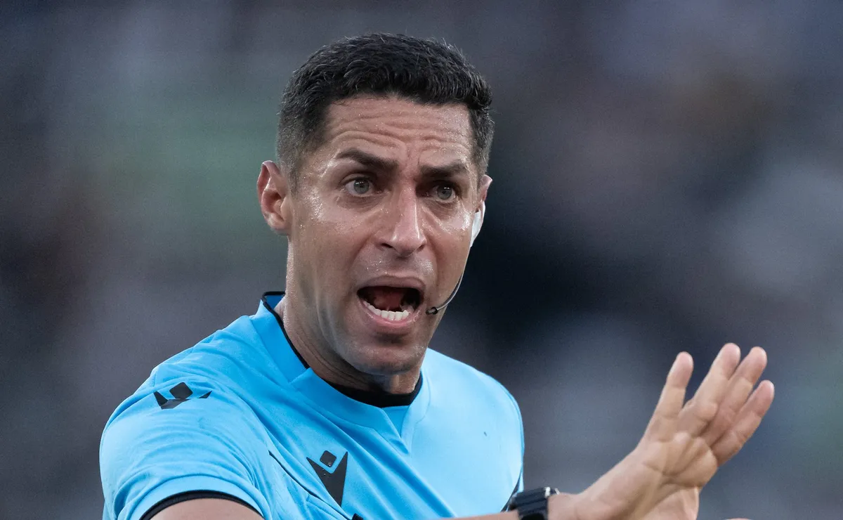 Rodrigo Pereira apita Botafogo x Palmeiras pelo Campeonato Brasileiro neste domingo (6)