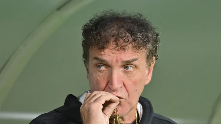 Cuca, técnico do Peixe, durante jogo contra o Palmeiras no Nubank Parque.