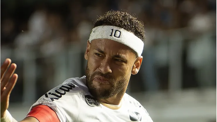 Neymar se machucou durante jogo contra o Palmeiras.