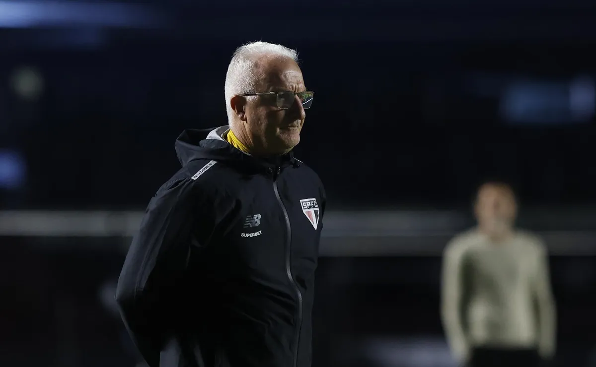 São Paulo corrige problema que vinha prejudicando equipe e Dorival ganha nova alternativa com três zagueiros