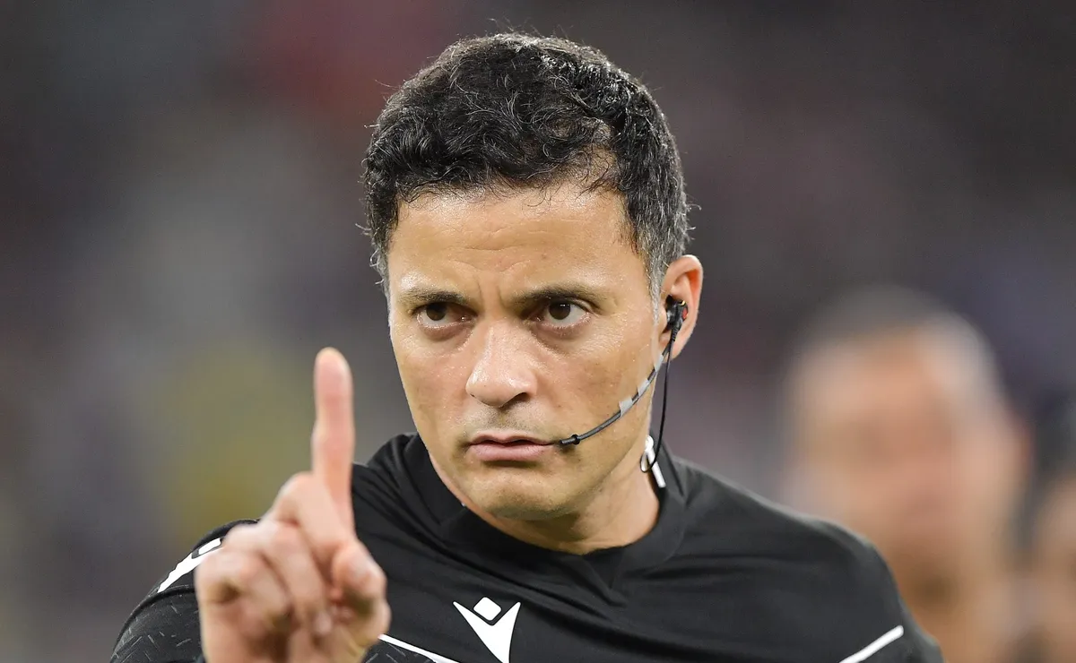Sávio Pereira Sampaio apita Vitória x Grêmio pelo Campeonato Brasileiro
