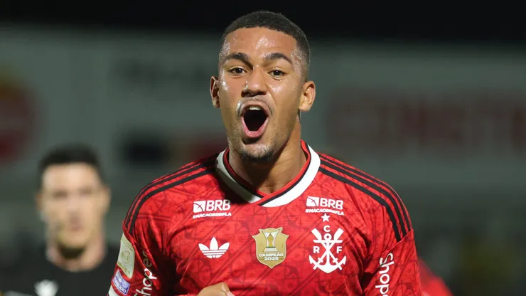 Samuel Lino jogador do Flamengo comemora seu gol durante partida contra o Mirassol no estádio Jose Maria de Campos Maia pelo campeonato Brasileiro A 2026.