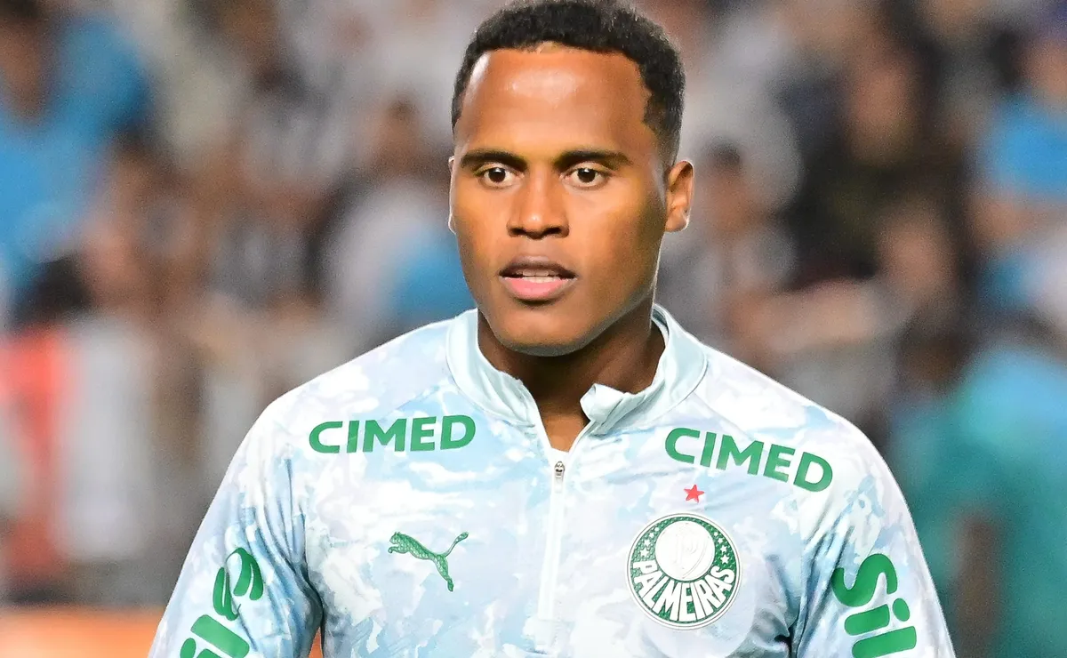 Jhon Arias fica no banco, compromete velocidade do Palmeiras e escolha de Abel gera críticas