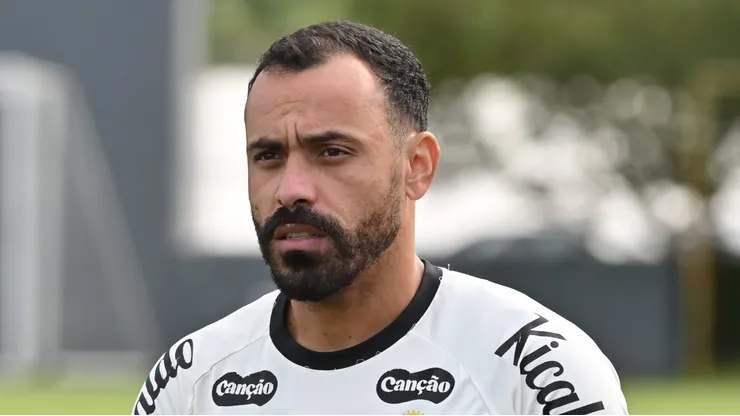 Moisés durante treino no CT Rei Pelé.