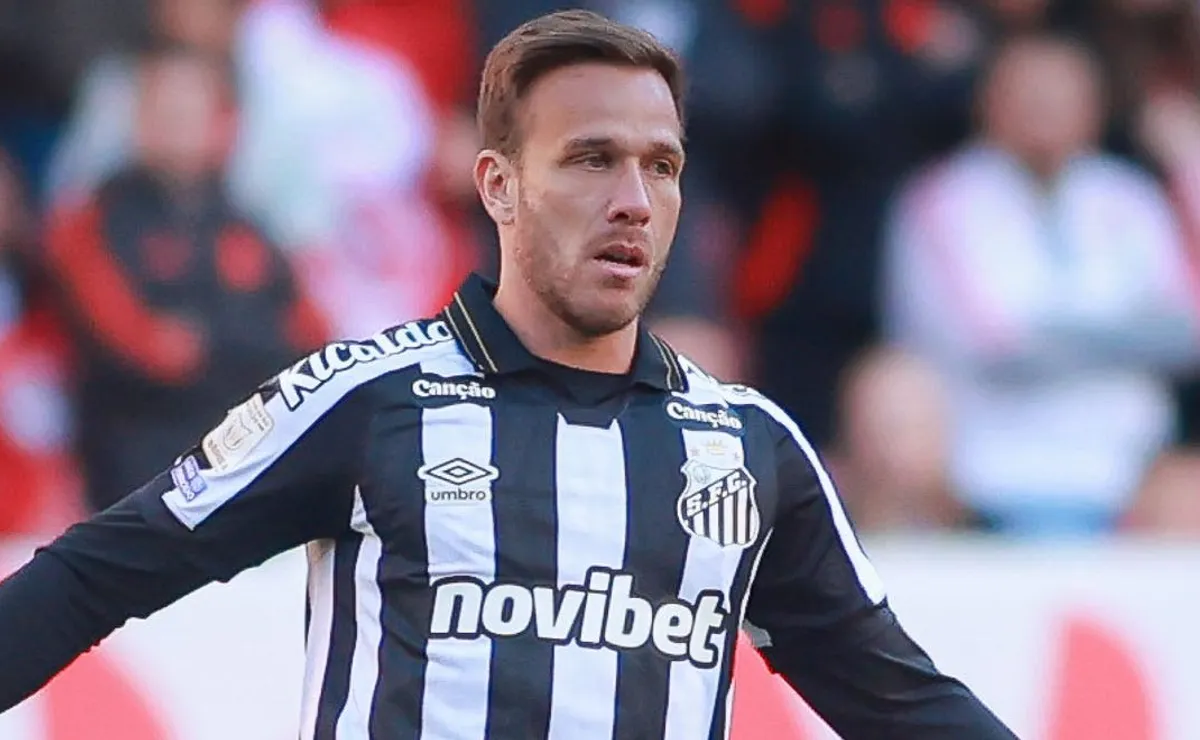 Análise: Arthur deixa boa impressão em estreia e pode ganhar vaga entre os titulares do Santos