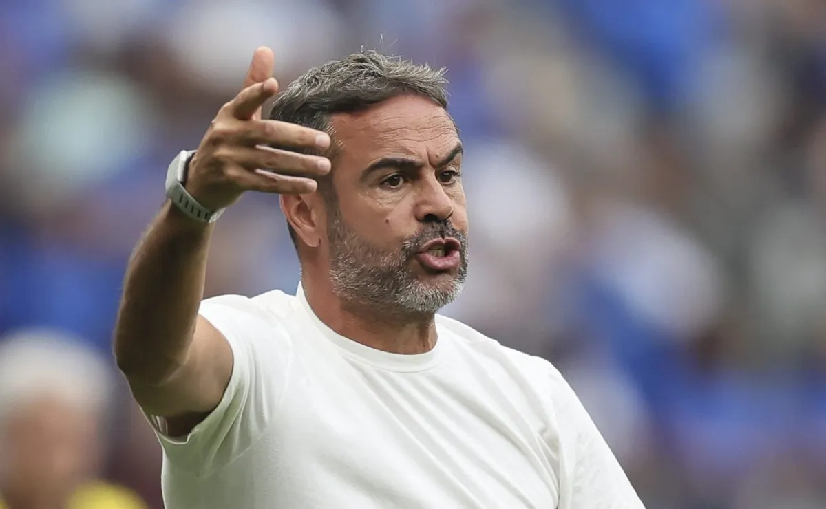 Artur Jorge se manifesta e responde protestos da torcida do Cruzeiro; elenco, treinador e Pedrinho BH foram alvo