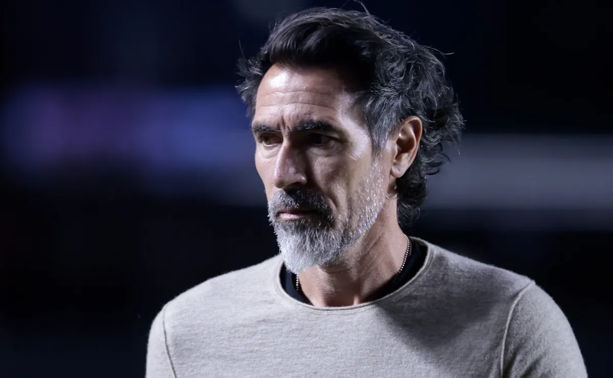 Eduardo Domínguez critica alto número de viagens no futebol brasileiro e avalia adaptação no país