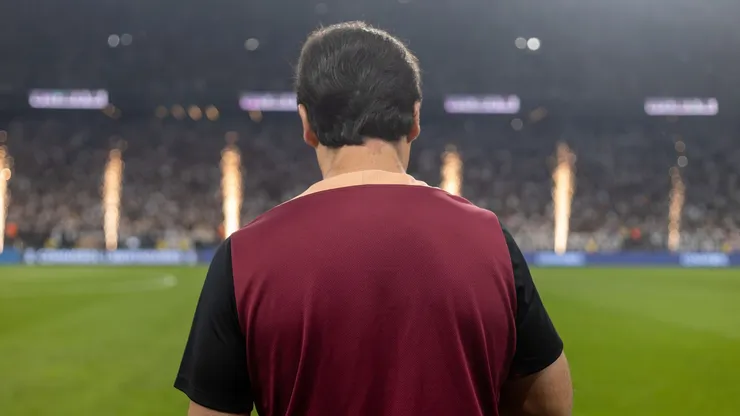 Fernando Diniz na beira do gramado na partida Corinthians x Rosário Central — Foto JEFFERSON JOSÉRP FOTOPRESSAGIF