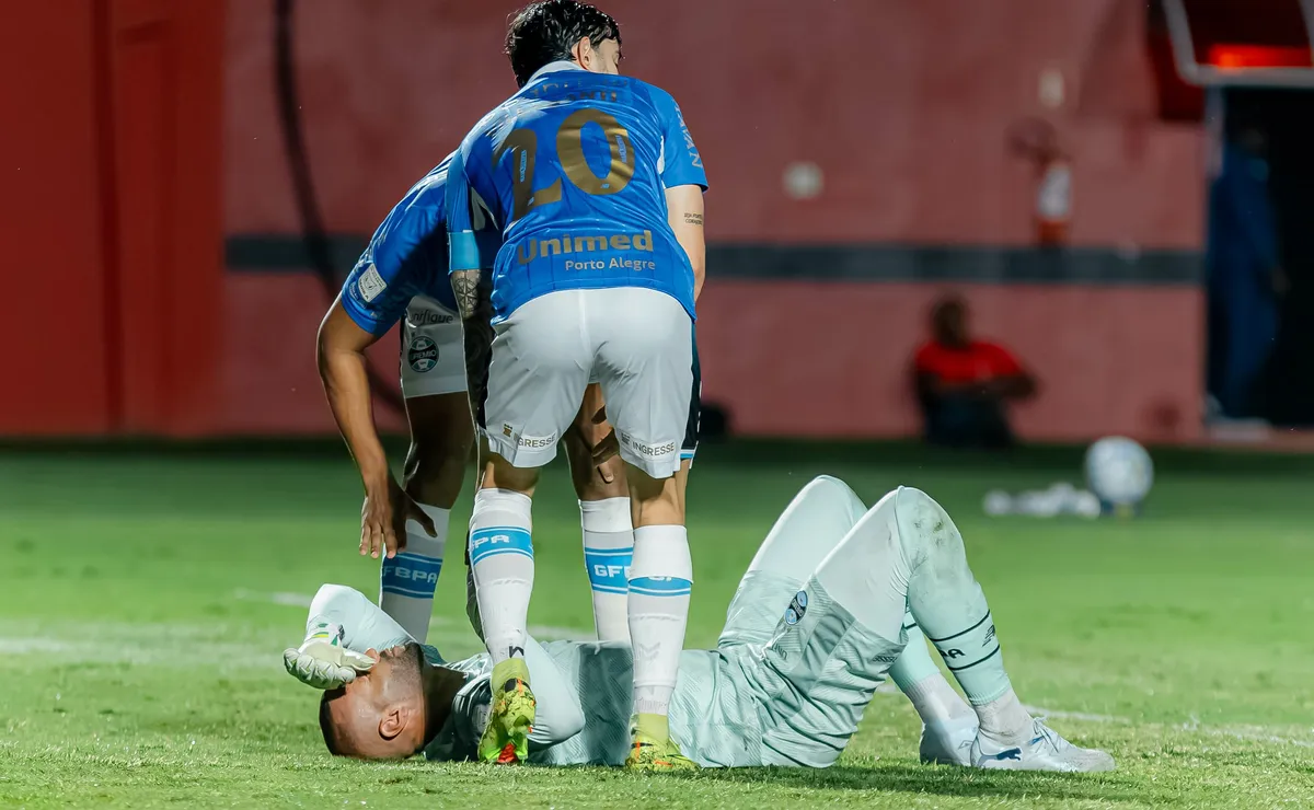 Weverton passa mal e cai no gramado antes de Vitória X Grêmio, mas vai para o jogo