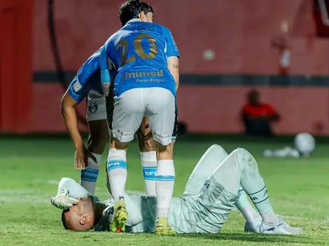 Weverton cai no gramado antes de Vitória X Grêmio