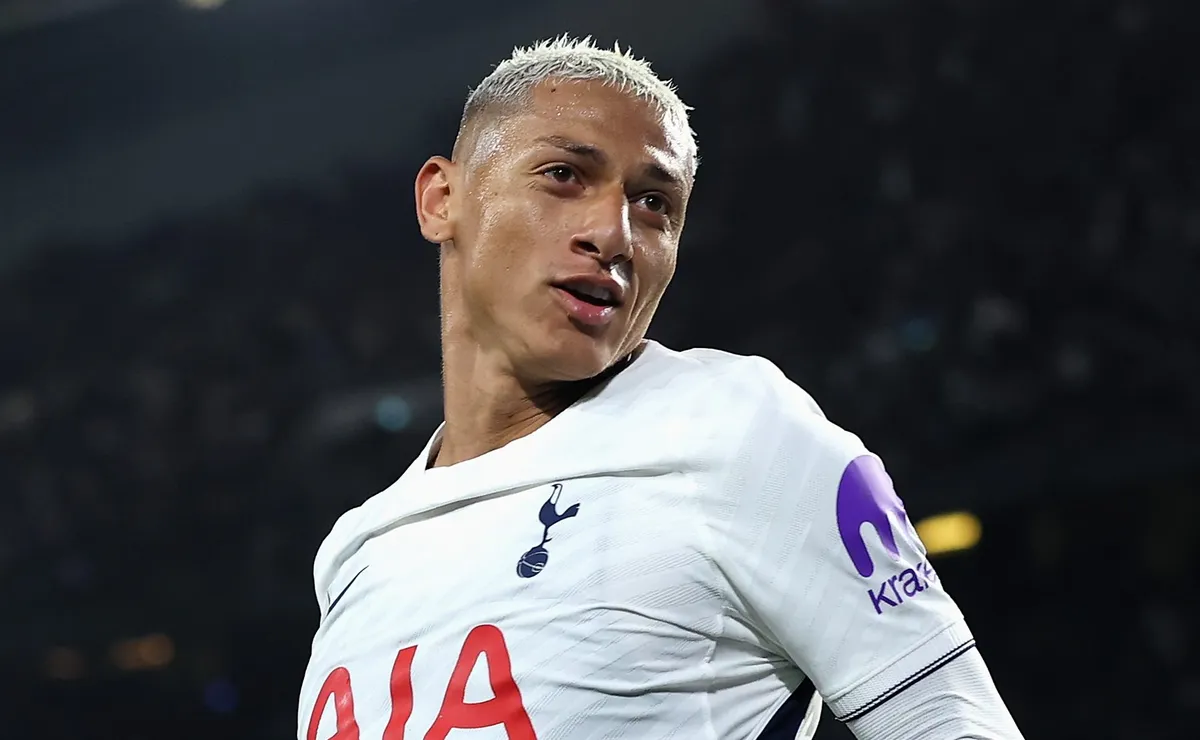 Atlético-MG abre conversas com Richarlison e entra na disputa com o Vasco