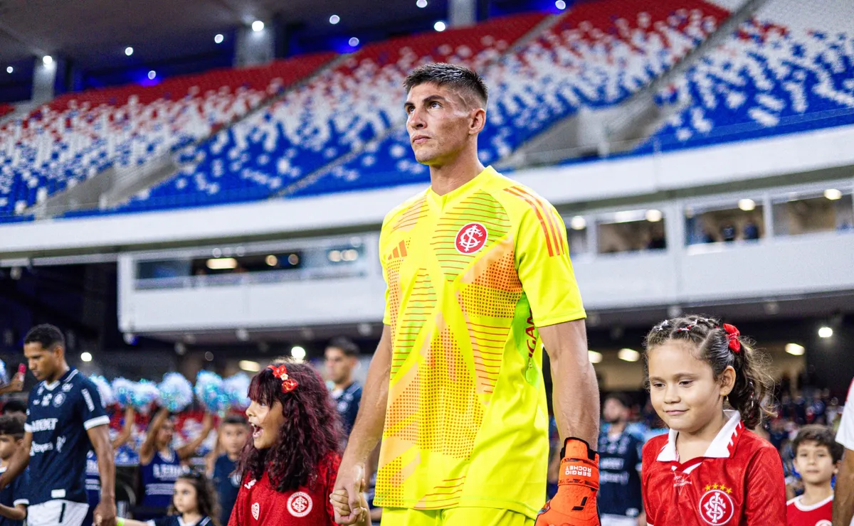 Sergio Rochet avança em recuperação e Internacional prepara retorno do goleiro contra o Corinthians