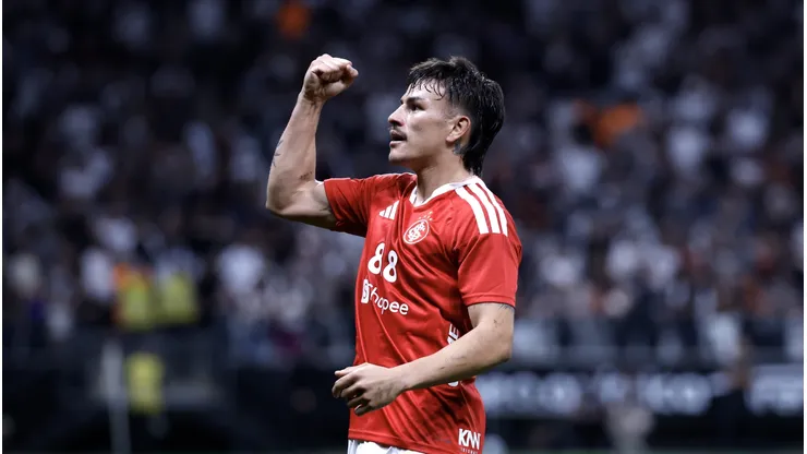 Pezzolano testa opções na lateral esquerda. Marcello Zambrana/AGIF.
