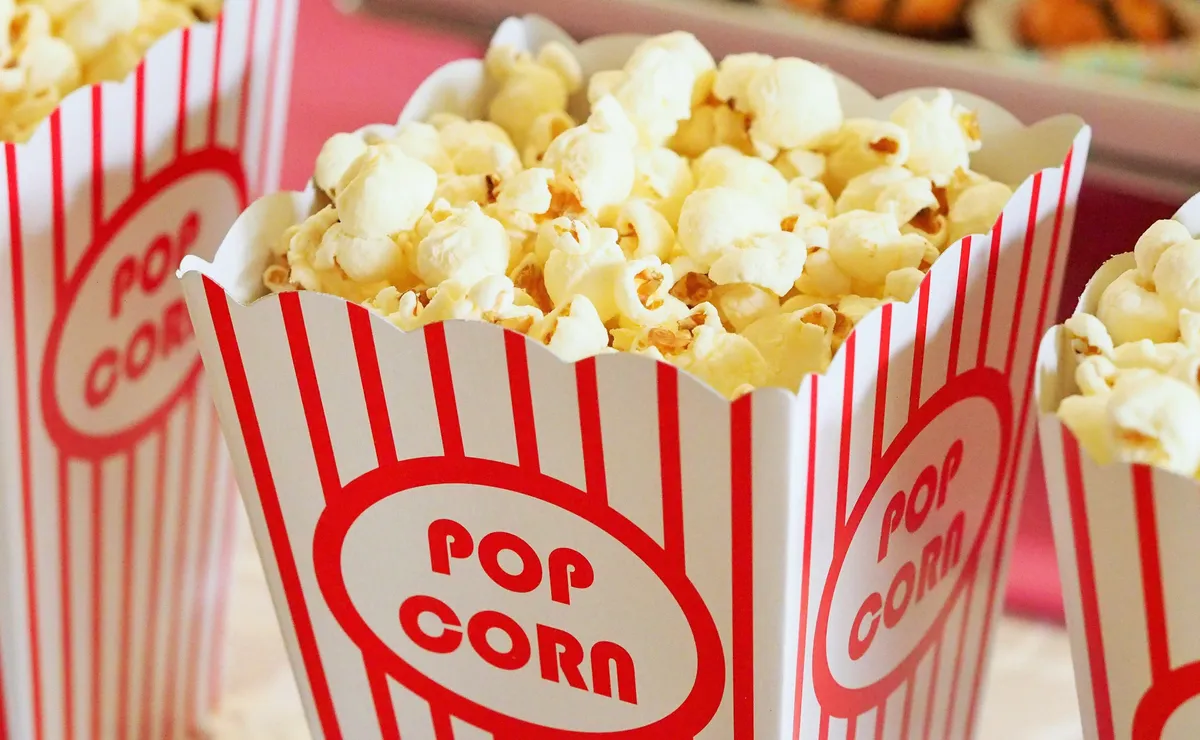 Pipoca de micro-ondas e mais: 20 alimentos que afetam seu desempenho e você não deveria comer segundo a IA