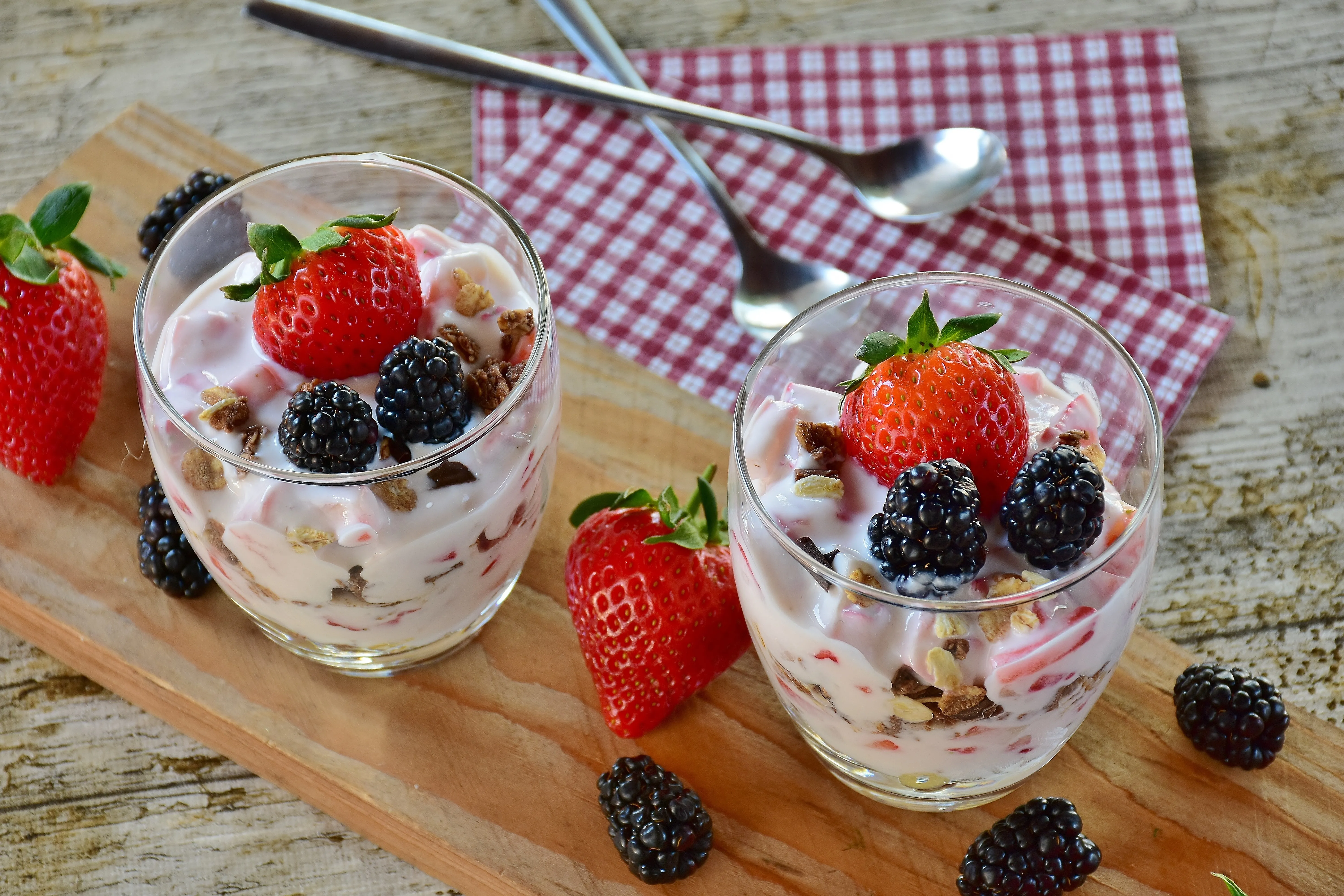 Iogurtes saborizados com frutas ou pedaços. Foto: Pixabay/RitaE