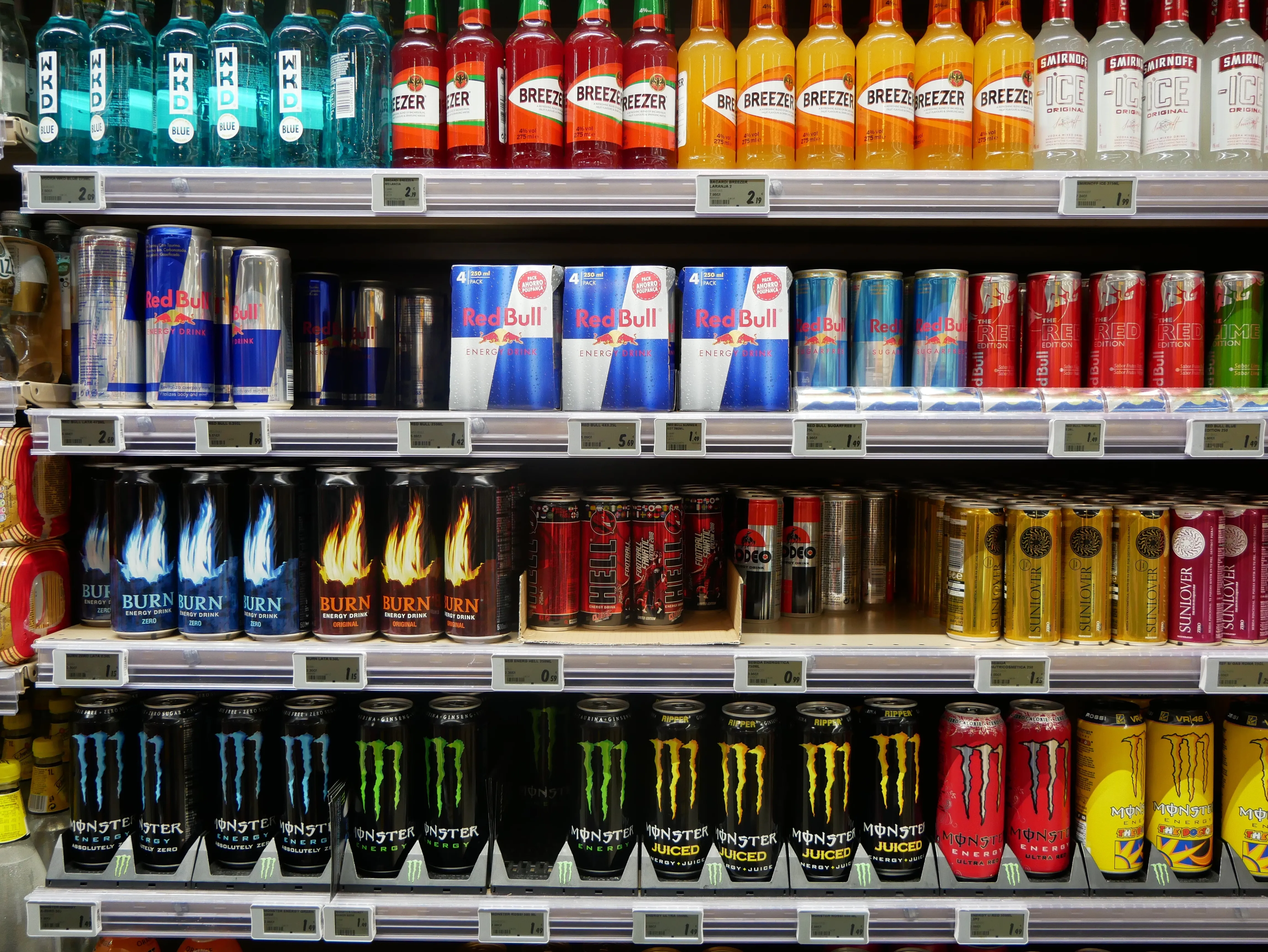 Bebidas energéticas à base de açúcar. Foto: Pixabay/Joenomias