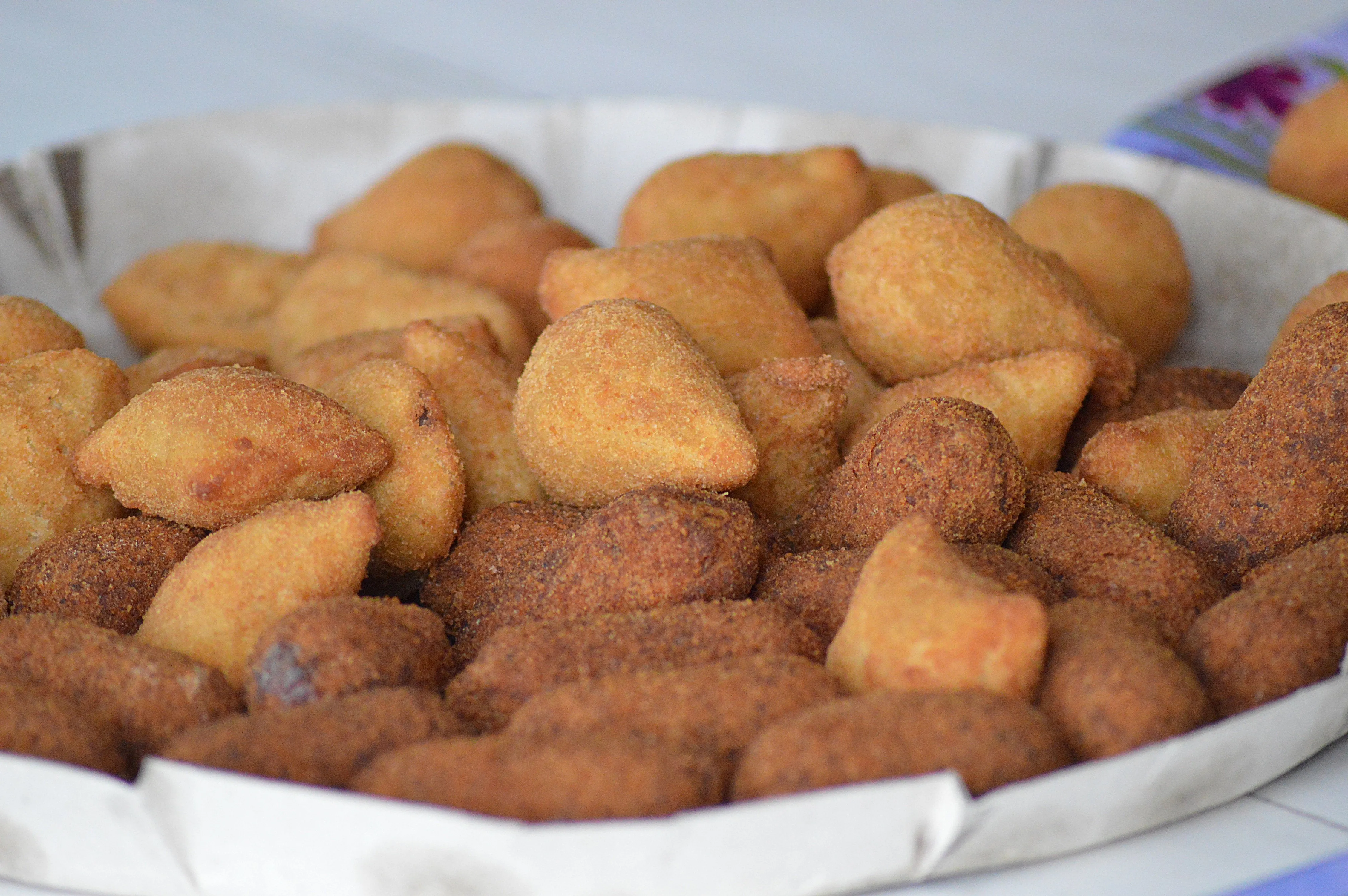 Salgados fritos e congelados (coxinhas, kibe e pastéis de feira). Foto: Pixabay/fabianopanisson