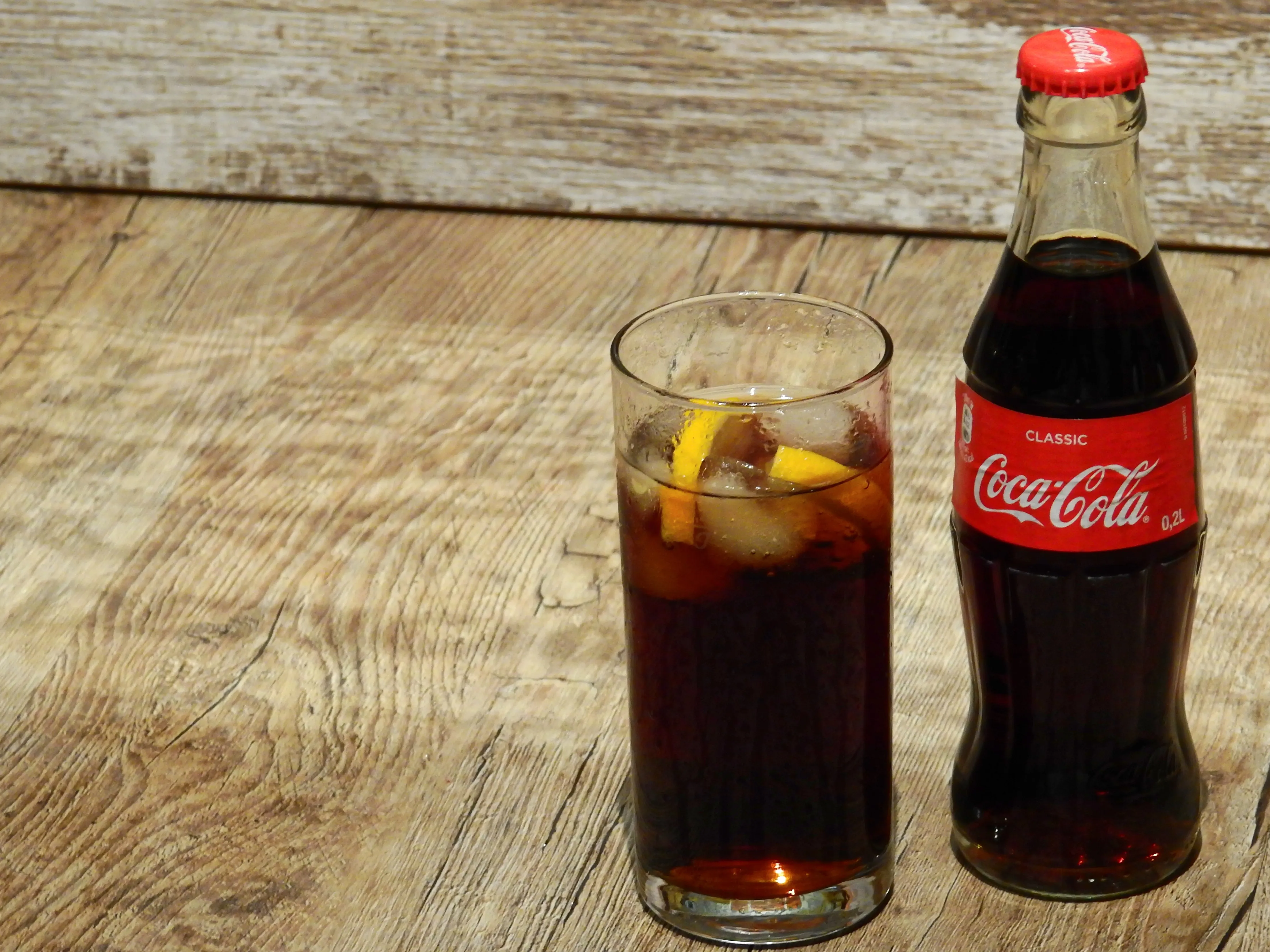 Refrigerantes e bebidas açucaradas. Foto: Pixabay/Bru-nO