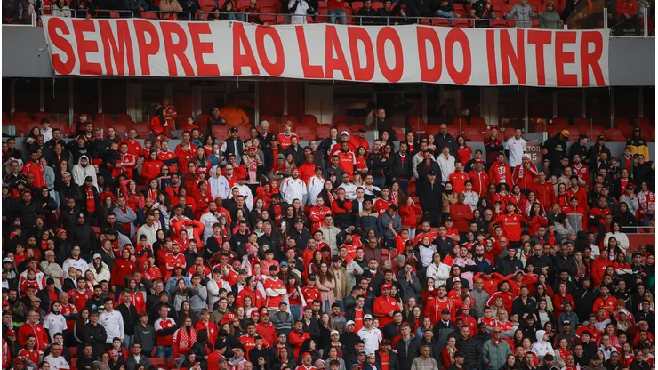 Torcida do Inter protesta contra Barcellos e Pezzolano. Maxi Franzoi/AGIF.