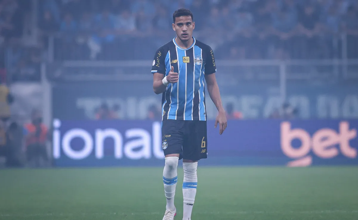 Gustavo Martins entra na mira do futebol árabe e Grêmio fixa valor milionário para negociar zagueiro titular
