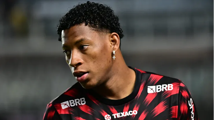 Plata jogador do Flamengo durante aquecimento antes da partida contra o Sao Paulo no estadio Vila Belmiro pelo campeonato Brasileiro A 2025.