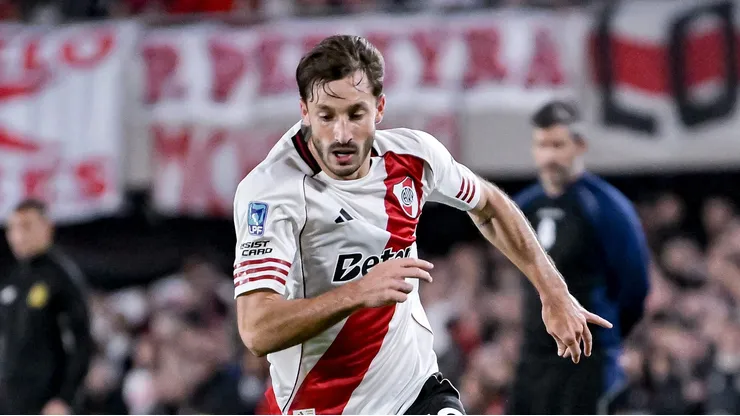 Matias Viña que pertence ao Flamengo e está emprestado ao River Plate durante partida na Argentina