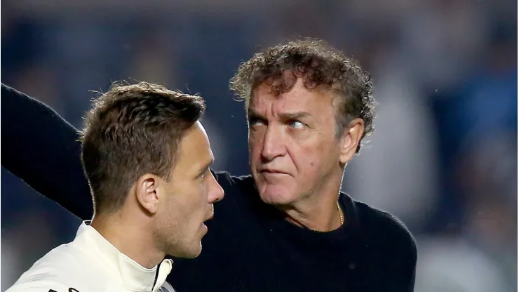 Cuca ao lado de Arthur antes do jogo com o Galo.