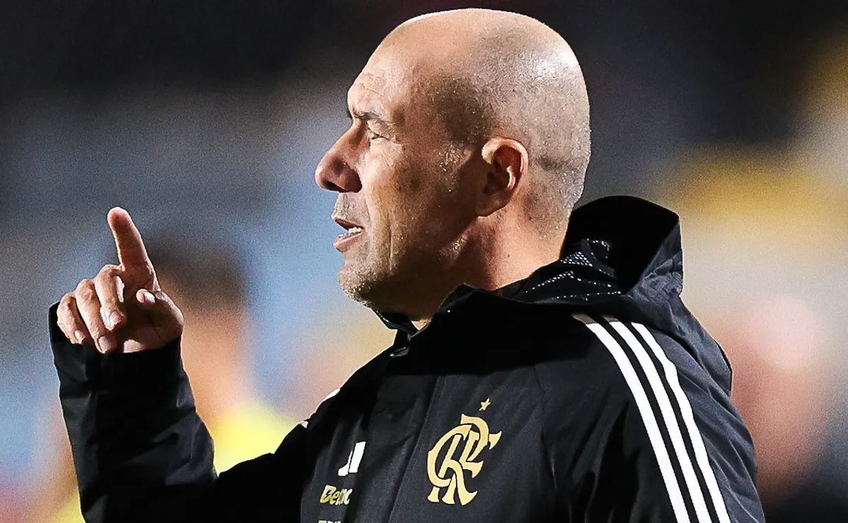 Leonardo Jardim ajusta o Flamengo para sobreviver ao gramado ruim e à altitude de Quito