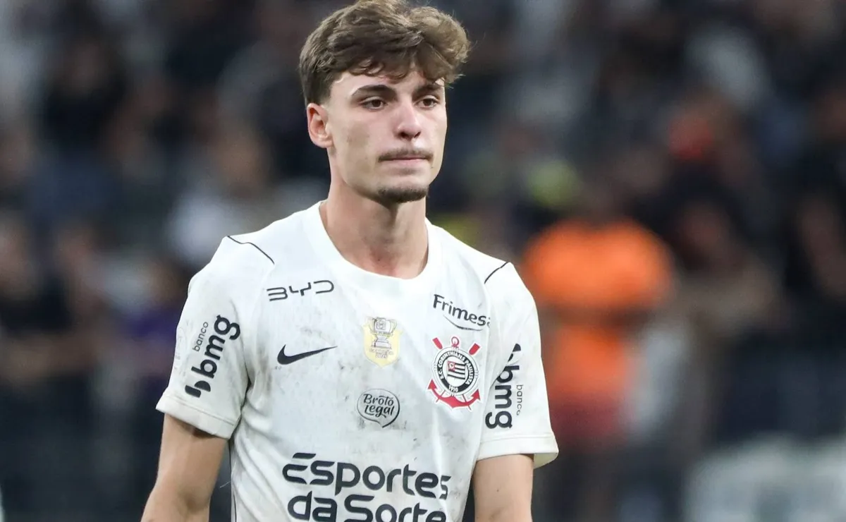 Breno Bidon é jogado no chão e leva cartão amarelo do árbitro Esteban Ostojich em empate do Corinthians
