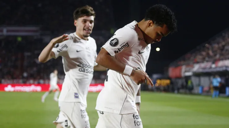 Kaio César marca gol contra o Estudiantes — Foto Marcos BrindicciGetty Images