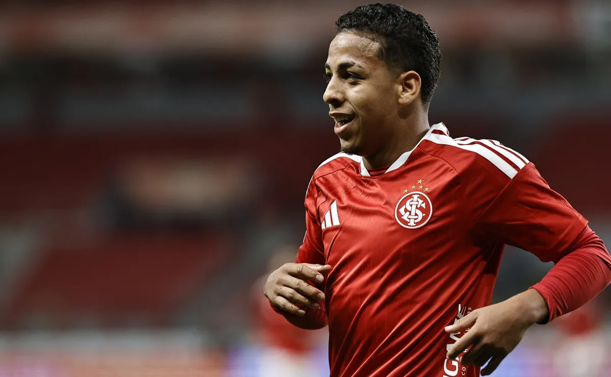 Internacional chama dois jogadores da base para duelo com a Chapecoense no Brasileirão