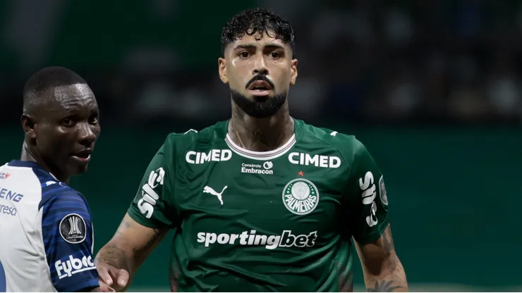 Barboza foi titular em esquema de três zagueiros de Abel Ferreira contra a LDU